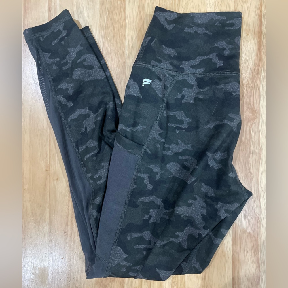 Fabletics Women’s Powerhold Leggings with pockets size XS grey camo